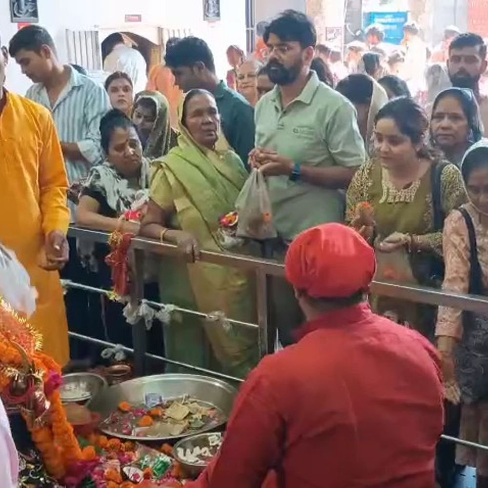 नवरात्र अष्टमी पर घरों में कन्या पूजन:भक्तों ने कन्याओं को भोजन कराकर आशीर्वाद लिया, मां दुर्गा से मांगी सुख-समृद्धि