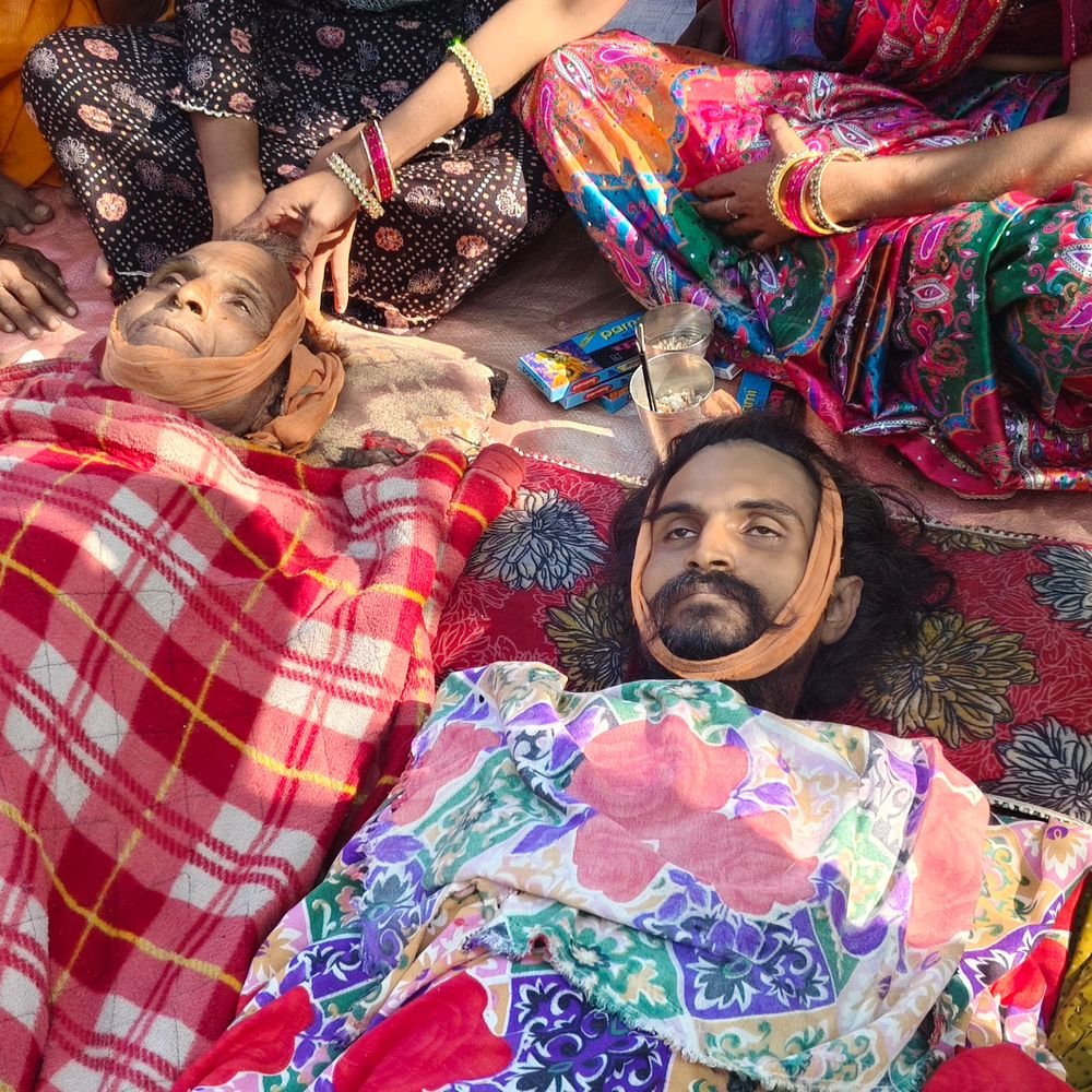 बाराबंकी में सांप के डसने से पिता-पुत्र की मौत:पूजा पंडाल में सांप के दांत तोड़ने की कोशिश के दौरान हादसा, 1 की गई रोशनी