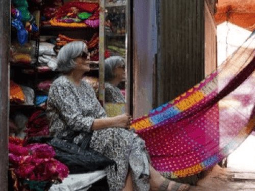 एक्ट्रेस जीनत अमान ने जयपुर में खरीदी सिल्वर ज्वेलरी-साड़ी:‘द रॉयल्स’ की शूटिंग के बीच एक्ट्रेस ने की शॉपिंग; रामबाग में ज्योतिष को दिखाई हाथ की रेखाएं