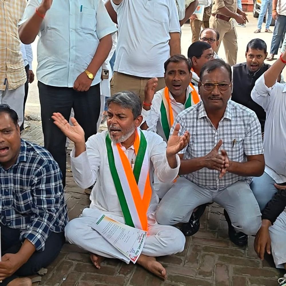 जौनपुर में कांग्रेस का प्रदर्शन, चुनाव आयोग पर गंभीर आरोप:राष्ट्रपति को ज्ञापन सौंप ज्ञानेश कुमार को बर्खास्त करने की मांग, रिपोर्ट में सामने आई आपत्तियां