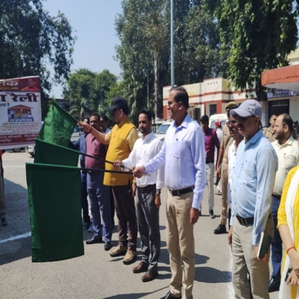 डीएम ने संचारी रोग नियंत्रण अभियान को हरी झंडी दिखाई:शाहजहांपुर में विशेष संचारी रोग नियंत्रण और दस्तक अभियान शुरू