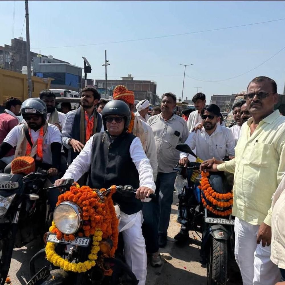 बडनगर से बनारस निकली बाइक यात्रा का कन्नौज में स्वागत:भाजपा नेताओं ने किया स्वागत, नुक्कड़ नाटक से सरकार की योजनाओं की जानकारी दी
