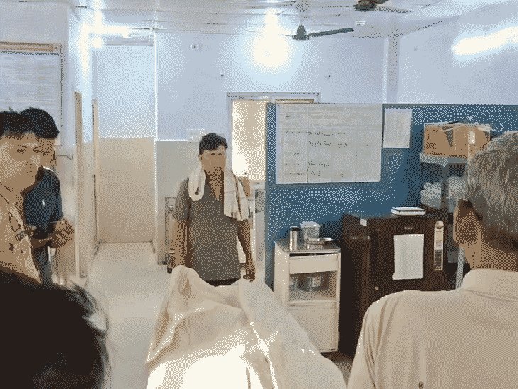 बेटे की अस्थियां लेकर लौट रहे पिता की मौत:बुलंदशहर में कार ने मारी टक्कर, बीमारी से गई बेटे की जान