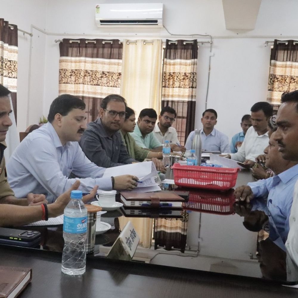 समाधान दिवस में गैरहाजिर 4 अधिकारियों को नोटिस:हरदोई में DM-SP ने सुनीं फरियादियों की समस्याएं, मांगा स्पष्टीकरण