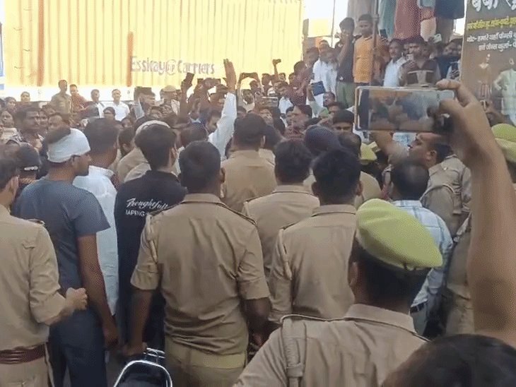 2 कारोबारी भाइयों की हत्या: आरोपियों के एनकाउंटर की मांग:ग्रामीणों की पुलिस से हुई झड़प, एसओ मुर्दाबाद के नारे लगे; स्थिति तनाव पूर्ण