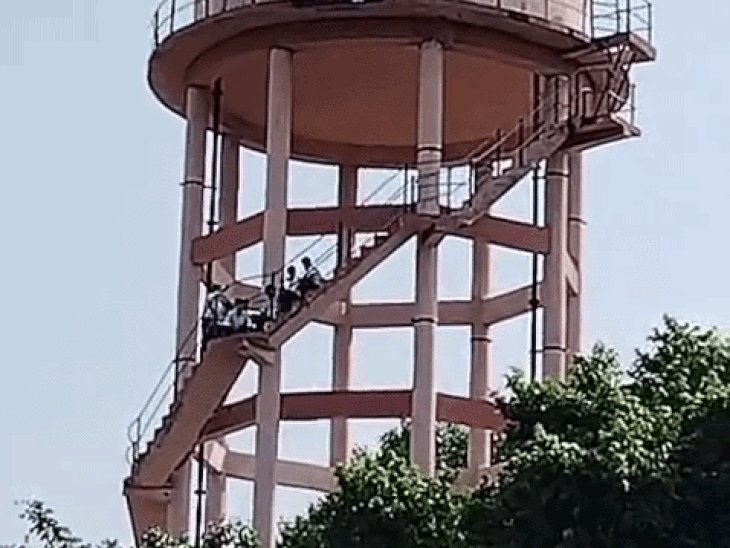 आबेंडकर युनिवर्सिटी में टंकी पर चढ़े छात्र:देरी से परिणाम जारी कर बड़ी संख्या में फेल करने का लगाया आरोप, किया हाईवोल्टेज ड्रामा