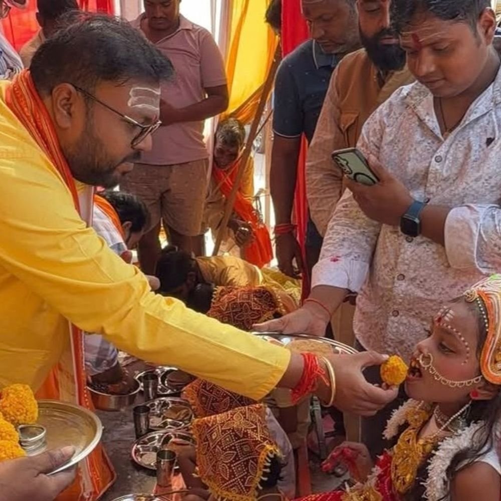 बलिया में कन्या पूजन कार्यक्रम आयोजित:डॉ. विजय रंजन ने की पूजा-अर्चना, बेटियों के सम्मान और सुरक्षा पर दिया जोर