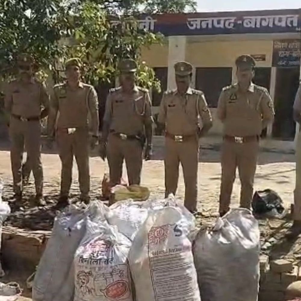 बागपत में अवैध पटाखा फैक्ट्री पर छापा, 4 आरोपी गिरफ्तार:दो फैक्ट्री और तीन गोदाम से लाखों के पटाखे, 16 मशीनें मिलीं; 3 फरार