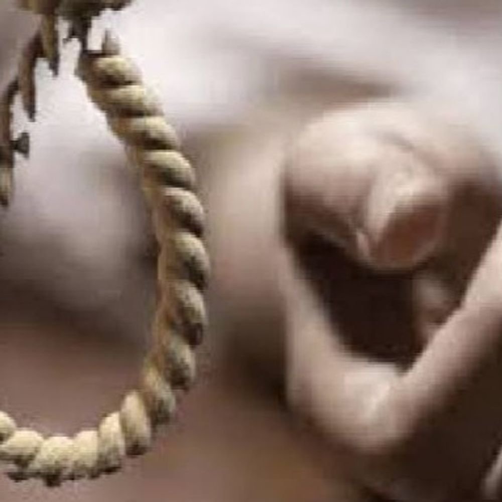 आम के पेड़ से लटकता मिला युवक का शव:कानपुर के अलियापुर गांव के पास मिला शव, पुलिस जांच में जुटी