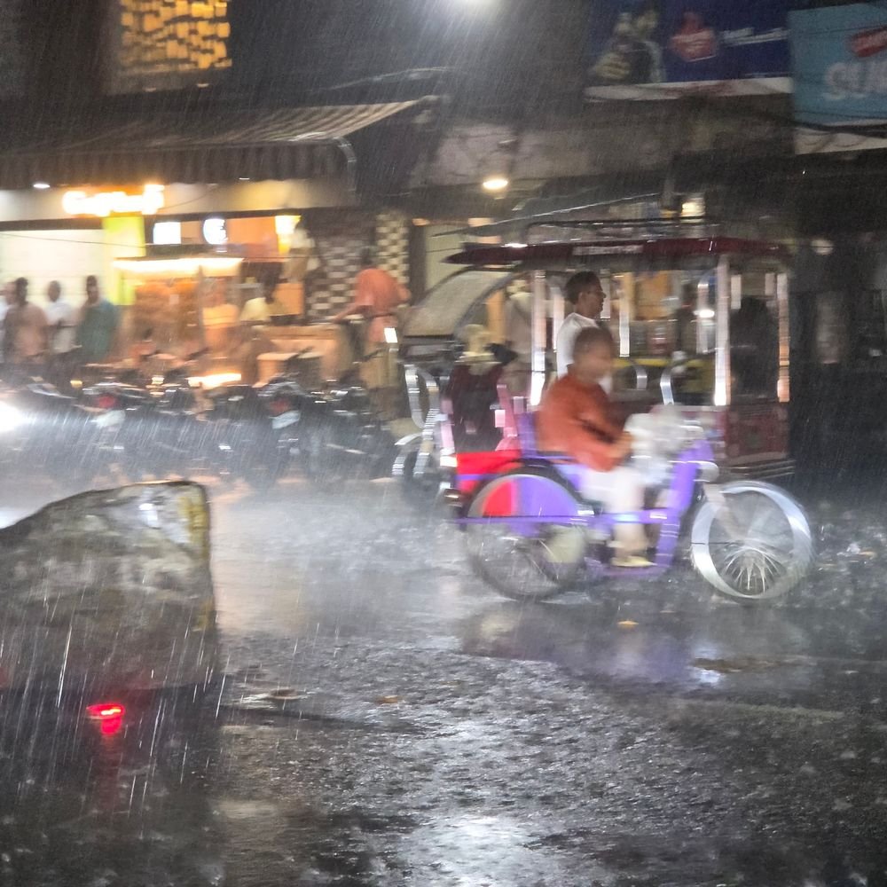 आधे घंटे में 15MM बारिश, 5 डिग्री गिरा तापमान:शहर में कई जगह जलभराव, खेतों में फसलों को नुकसान