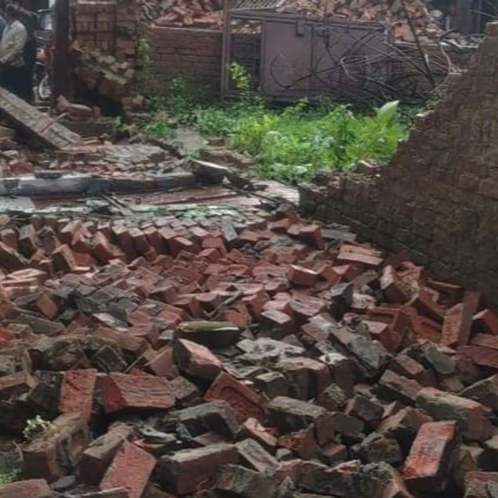आजमगढ़ में सोमवार को आंधी से गिरी दीवाल:मासूम बच्ची की हुई मौत, कई जगह गिरे पेड़