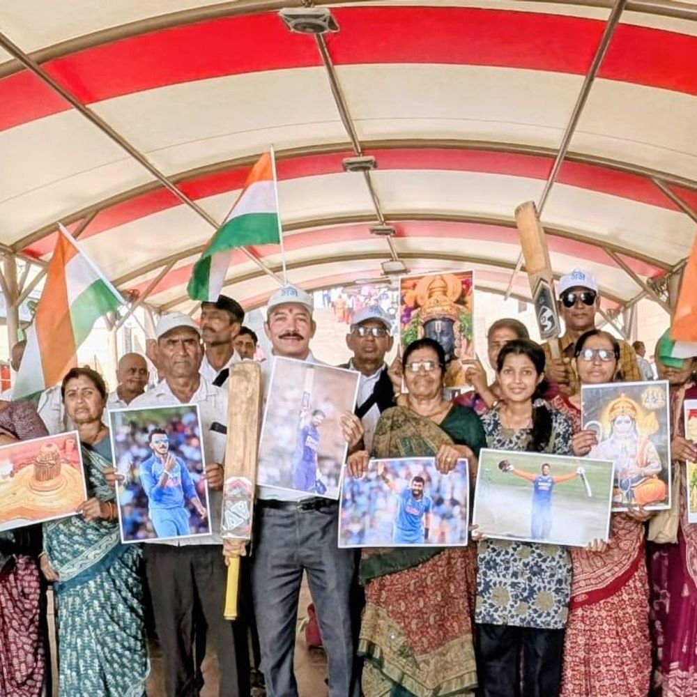वाराणसी में टीम इंडिया की जीत की प्रार्थना:तिरंगा और क्रिकेट बैट लेकर विश्वनाथ धाम पहुंचे क्रिकेट प्रेमी, मांगा जीत का आशीर्वाद