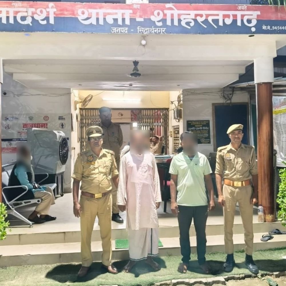 पैसा-जेवर दोगुना करने का झांसा देकर ठगी करने वाले 2-पकड़ाए:गांवों में लोगों को लालच देते थे; शोहरतगढ़ पुलिस ने बुधवार शाम पकड़ा
