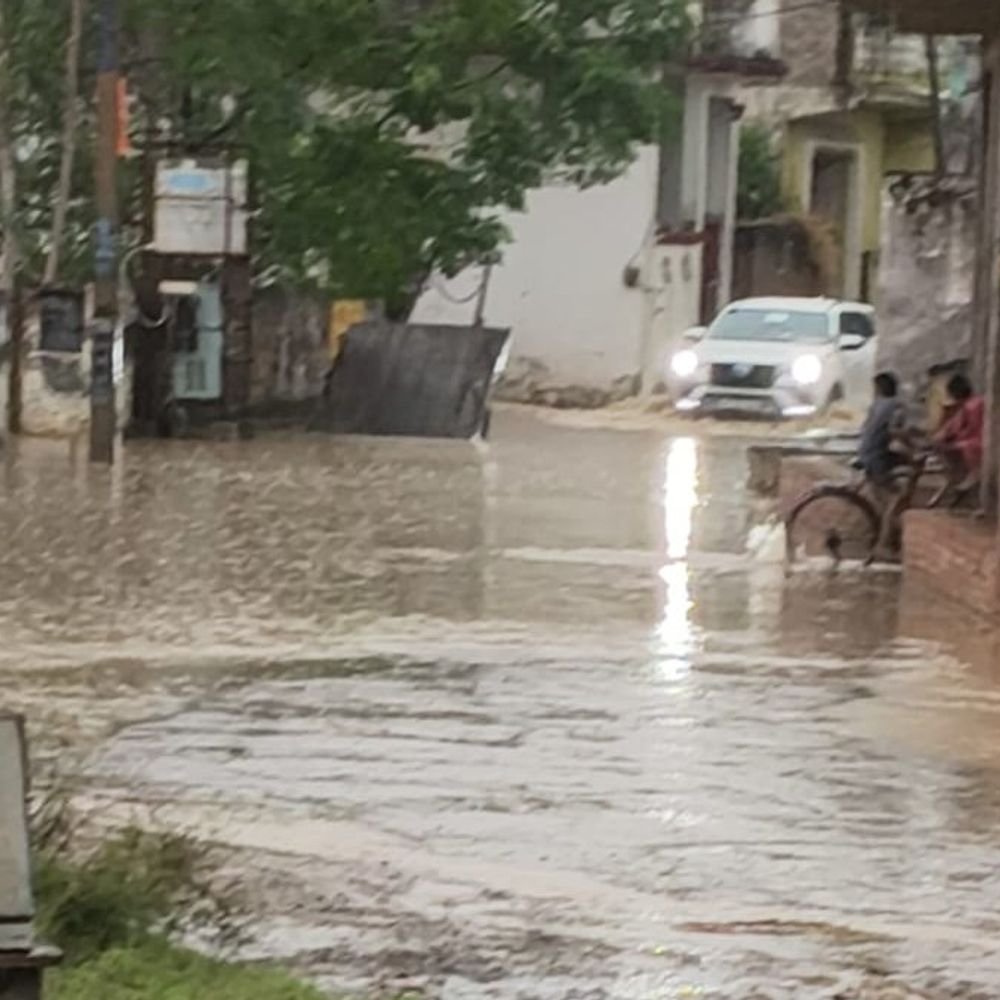शामली में अचानक बदला मौसम, तेज हवा के साथ बारिश:किसानों को फसल खराब होने की आशंका, लोगों को गर्मी से मिली राहत