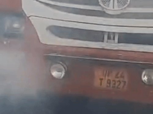 फर्रुखाबाद में अनुबंधित बस में उठा धुंआ:पांचाल घाट पुल पर चालक ने रोकी बस, यात्री उतरे