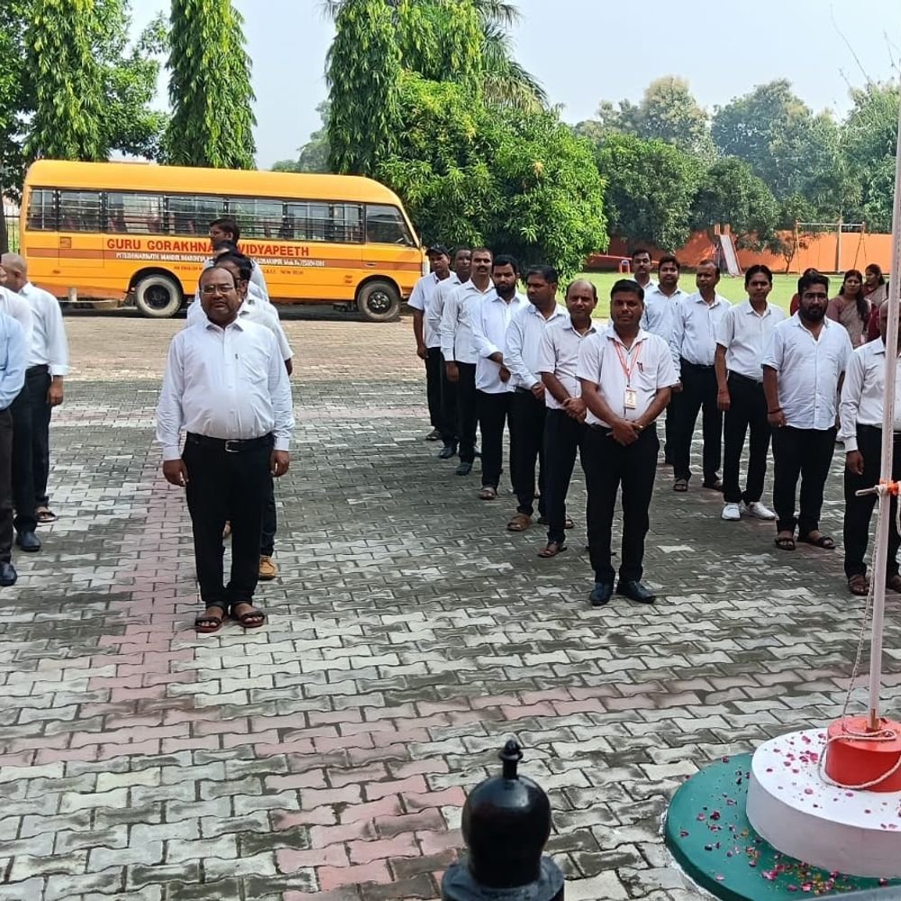 गुरु गोरखनाथ विद्यापीठ में मनी गांधी-शास्त्री जयंती:सफाई कर्मचारियों को वस्त्र देकर किया सम्मानित