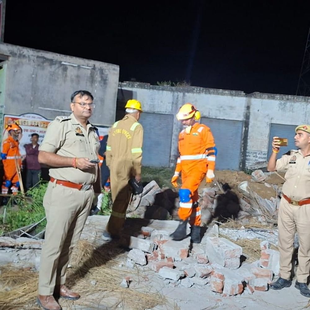 बुलंदशहर में निर्माणाधीन मकान ढहा, दो की मौत:बुजुर्ग समेत 3 मलबे में दबे, 3 घंटे तक चला रेस्क्यू अभियान