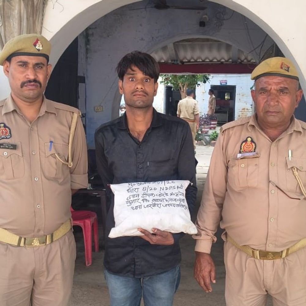 ललितपुर में बैग से मिला 1.375 किलो गांजा, आरोपी गिरफ्तार:पुलिस को देख भागने लगा युवक, बैग में मिला नशीला पदार्थ