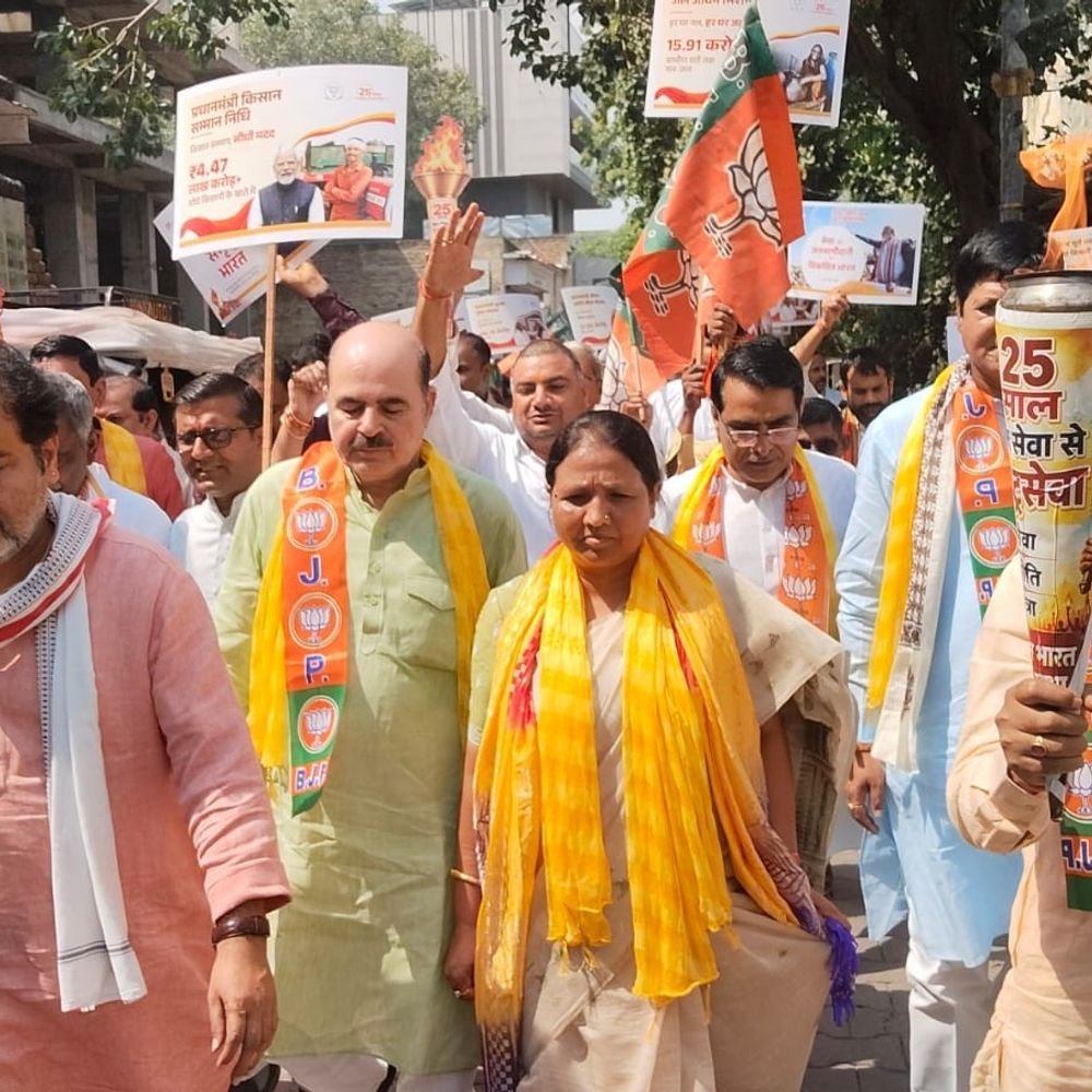 मथुरा में भाजपा की सेवा ज्योति यात्रा निकली:पीएम मोदी के 25 साल पूरे होने पर भगत सिंह पार्क से शुरू होकर विकास बाजार पहुंची