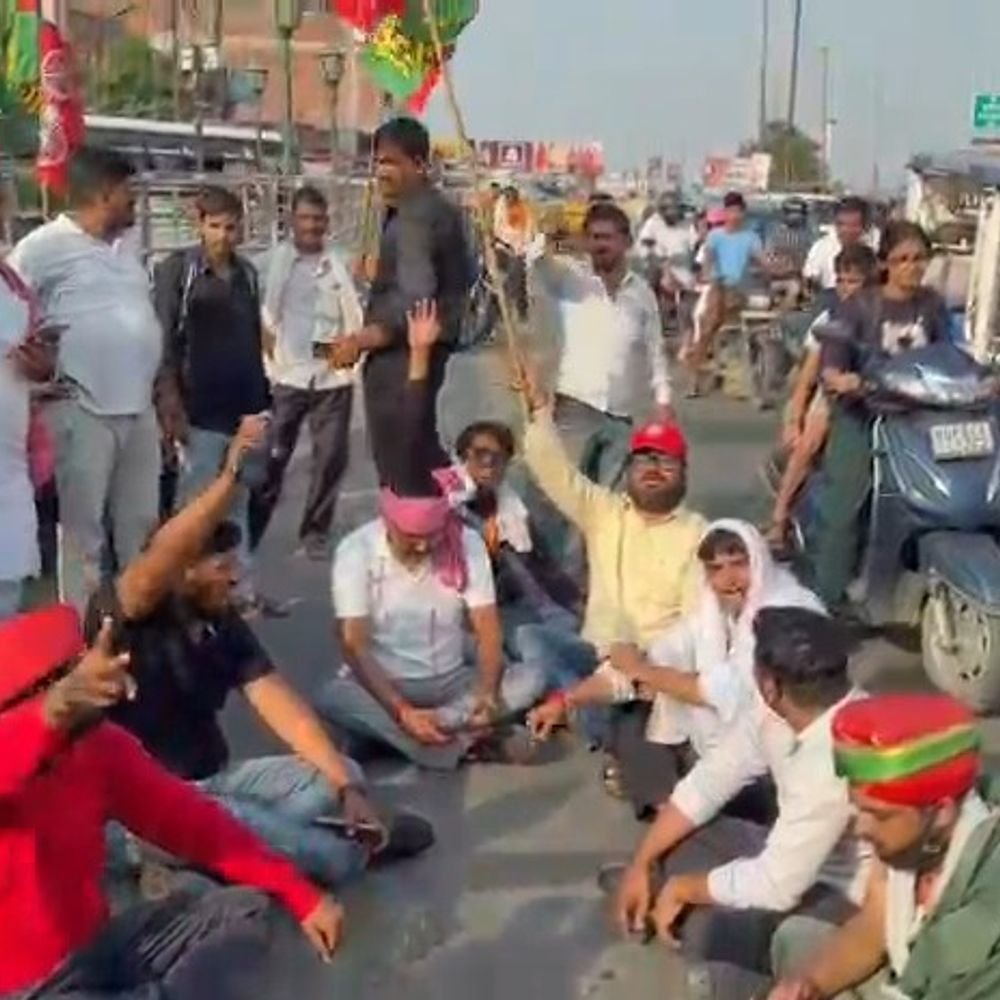 अखिलेश यादव की हिरासत के विरोध में सपाइयों का प्रदर्शन:बोले- रिहाई तक जारी रहेगा आंदोलन, सीईसी ज्ञानेश कुमार को हटाने की मांग