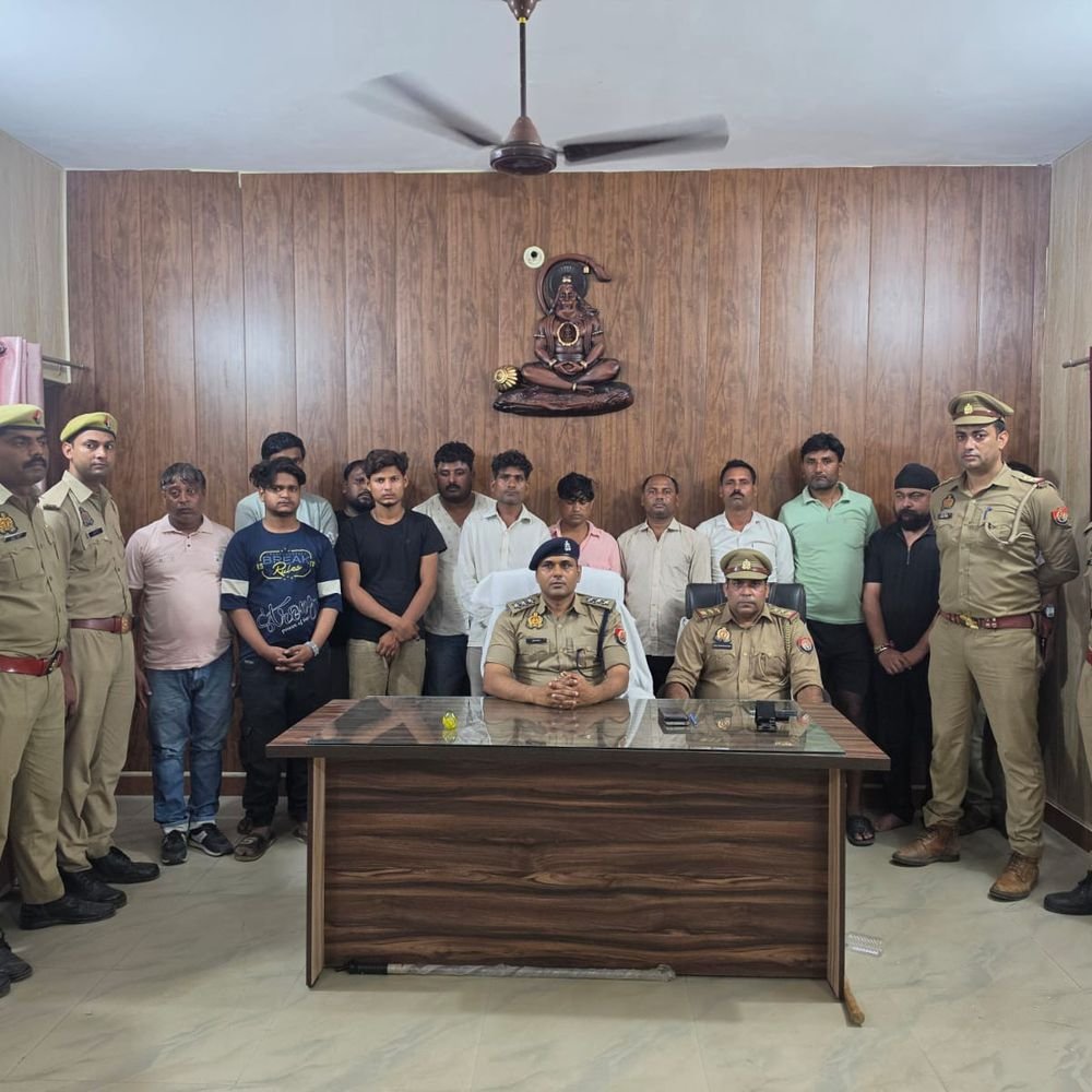 घाटमपुर-साढ़ बॉर्डर पर जुए के अड्डे पर 13 जुआरी गिरफ्तार:26,150 रुपए नकद और ताश बरामद; कुछ जुआरी भागे, ACP ने कहा- कार्रवाई जारी रहेगी