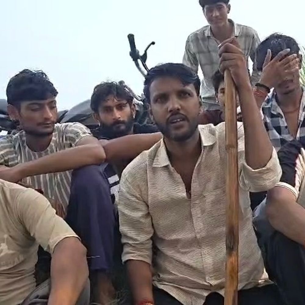 तेंदुए की तलाश में जंगल में उतरे ग्रामीण:मुजफ्फरनगर में ग्रामीणों में आक्रोश, लाठी-डंडे लेकर जंगल छाना