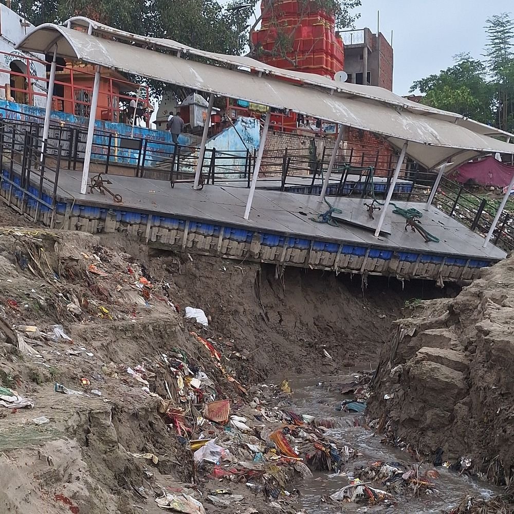 2 करोड़ से बनीं पांच जेट्टी बदहाल:ददरीघाट पर नाले की ओर झुकी, रास्ता मिट्टी और गंदगी से पटा, प्रतीक्षालय का फर्श टूटा