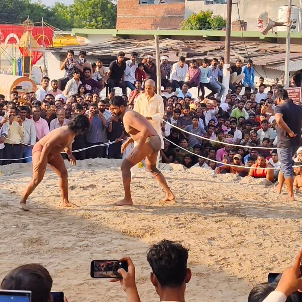 बाराबंकी में अखिल भारतीय विराट दंगल:पहलवानों ने दिखाए दांव-पेच, शहरा बाग मेला मैदान में हुए रोमांचक मुकाबले