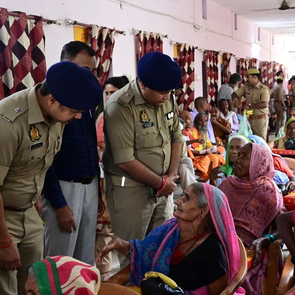 बहराइच में मिशन शक्ति टीम ने बांटी दीपावली की खुशियां:वृद्धाश्रम, वन स्टॉप सेंटर और छात्रावास में बांटे फल, मिठाई और कपड़े