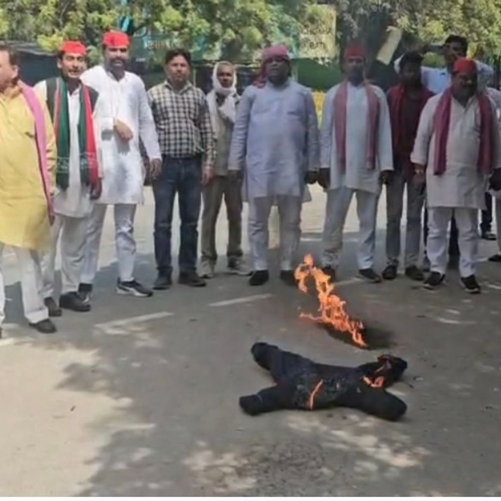सपा कार्यकर्ताओं ने प्रदर्शन कर चुनाव आयुक्त का पुतला फूंका:कानपुर देहात में पुलिस से नोकझोंक के बाद सैकड़ों कार्यकर्ता जुटे, जमकर नारेबाजी की