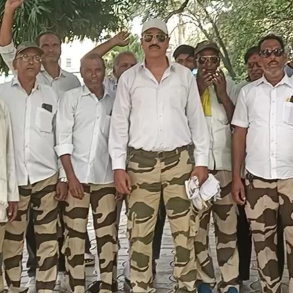 ललितपुर में जल निगम ने सड़कें खोदकर छोड़ीं:घटिया मरम्मत से लोग परेशान, बुंदेलखंड विकास सेना ने प्रदर्शन कर कार्रवाई मांगी