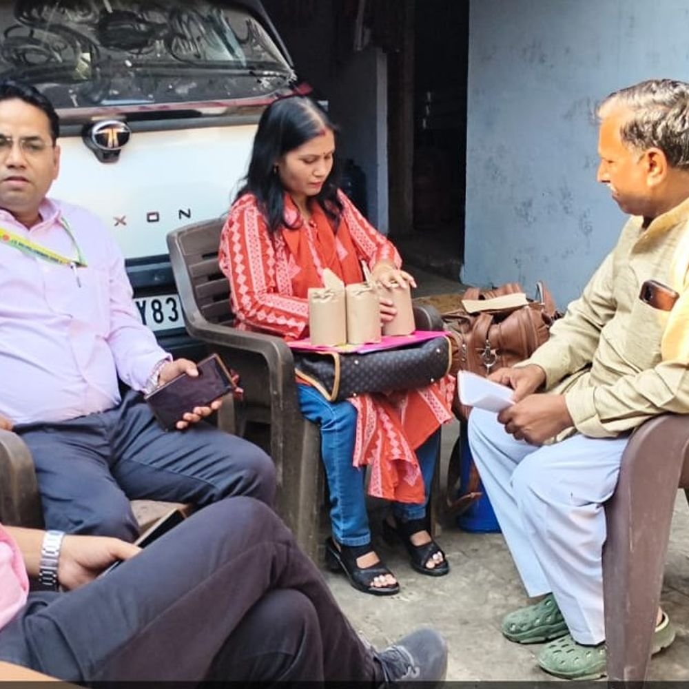 मथुरा में मिठाई-दूध समेत 9 खाद्य पदार्थों के सैंपल लिए:त्योहारों से पहले खाद्य सुरक्षा विभाग की छापेमारी, जांच के लिए भेजे