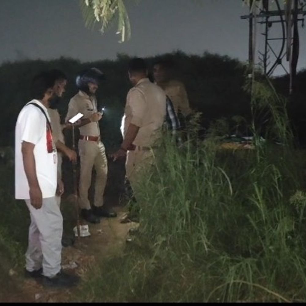 मेरठ में ट्रेन से कटकर अधेड़ की मौत:रेलवे ट्रैक के पास मिला शव, घर से स्कूटी लेकर निकले थे वेदप्रकाश; परिवार में कोहराम