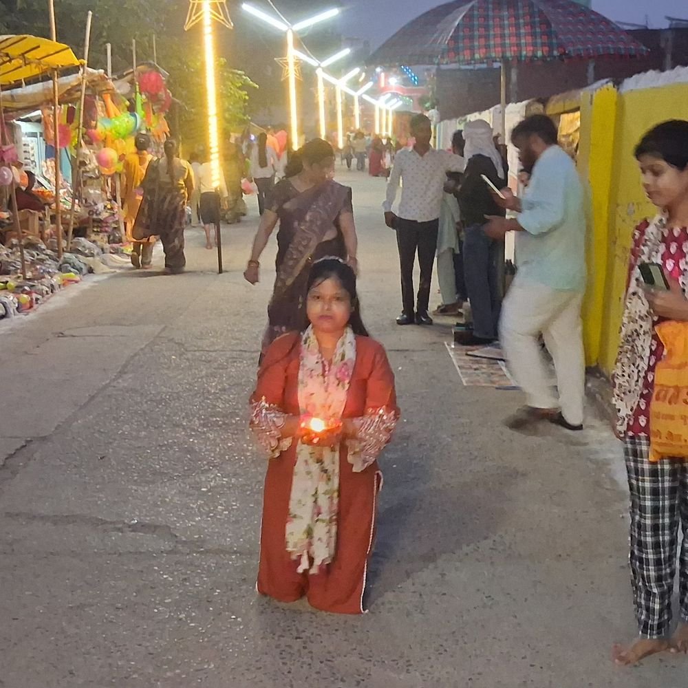 युवती घुटनों के बल चलकर मां चामुंडा मंदिर पहुंची:दीपक लेकर की पूजा-अर्चना, मां में गहरी आस्था के चलते पहली बार किया ऐसा