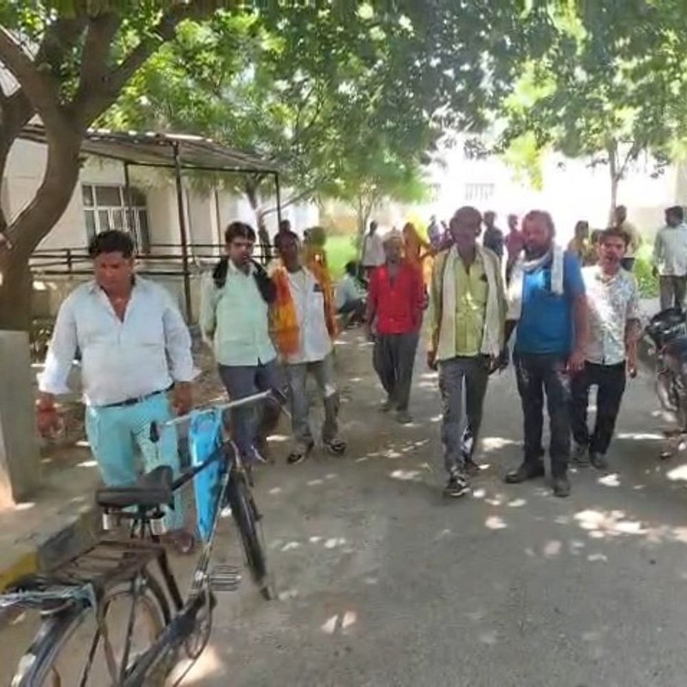 युवती ने खाया जहर, इलाज के दौरान मौत:मां ने पड़ोसी पर लगाया परेशान करने का आरोप