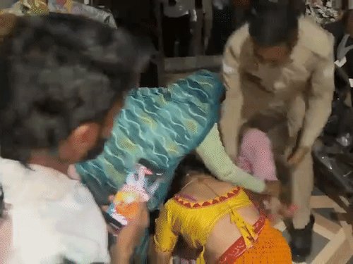 करवा चौथ पर पत्नी को प्रेमी के कमरे में पकड़ा:देवरानी-जेठानी में लात-घूंसे चले, एक-दूसरे को बाल पकड़कर घसीटा; VIDEO