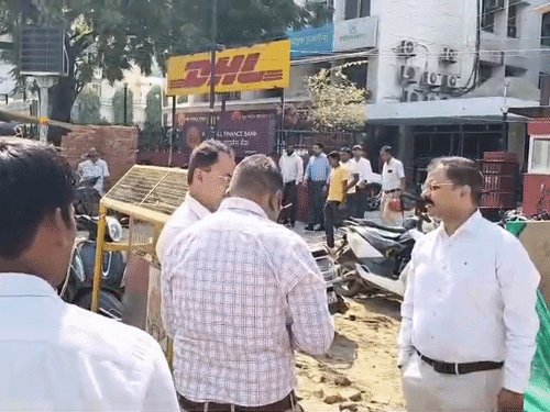 कानपुर में नगर आयुक्त का एक्शन:CM ग्रिड का काम अब 24 घंटे चलेगा,फूलबाग में ई-लाइब्रेरी बनाने वाली कंपनी पर गिरेगी गाज