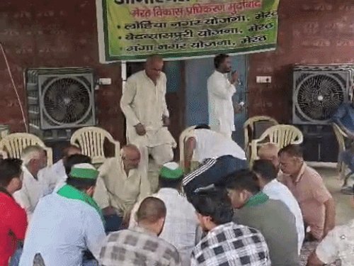 मेरठ में 31 दिन से लगातार जारी किसानों का धरना:एमडीए पर वादाखिलाफी का आरोप, धरनास्थल पर लाकर बांधी गाय-भैंस