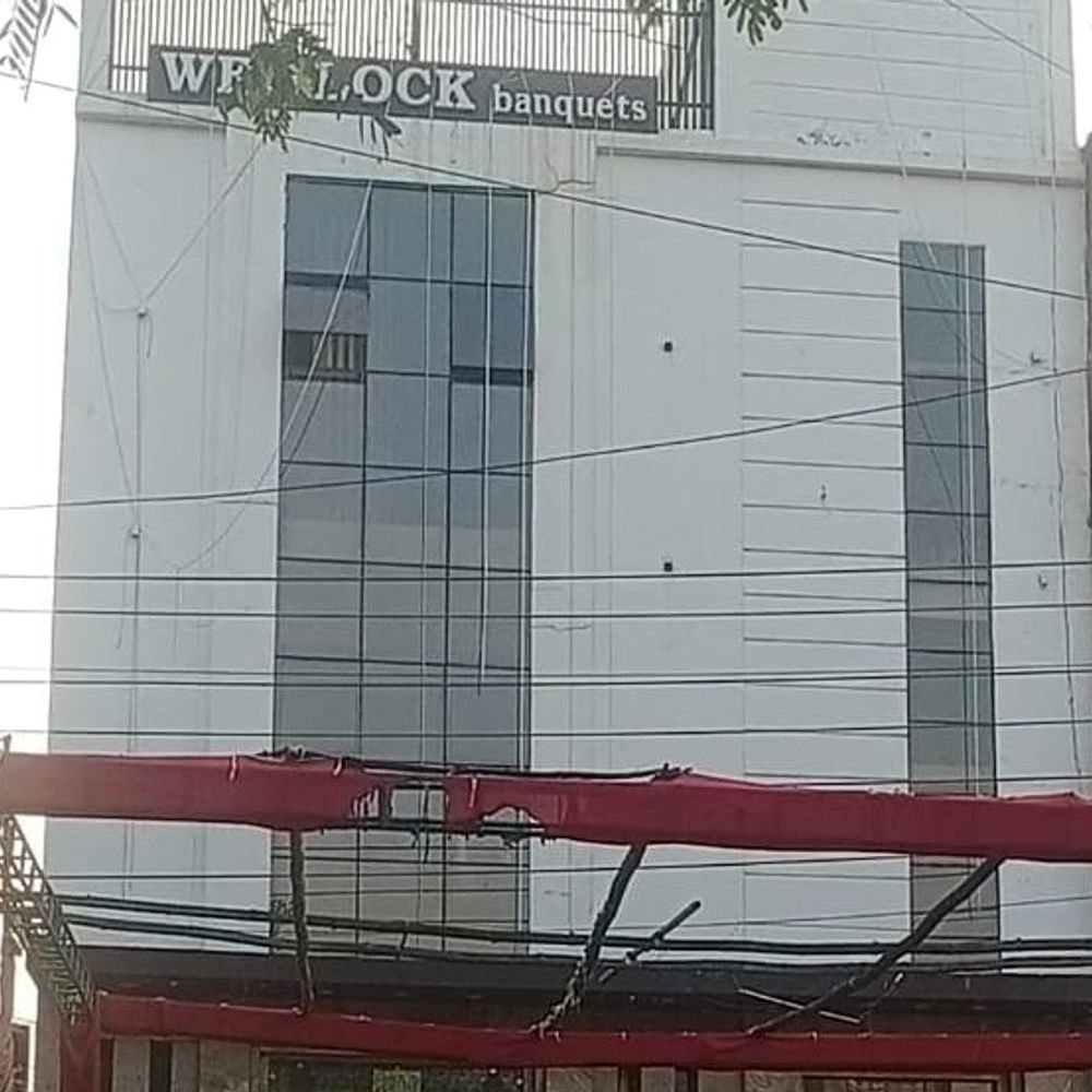 डेकोरेशनकर्मी 11 हजार वोल्ट लाइन की चपेट में आया:पनकी मे बेडलॉक गेस्ट हाउस में पंडाल सजाते समय झुलसा; मालिक पर मुकदमा दर्ज