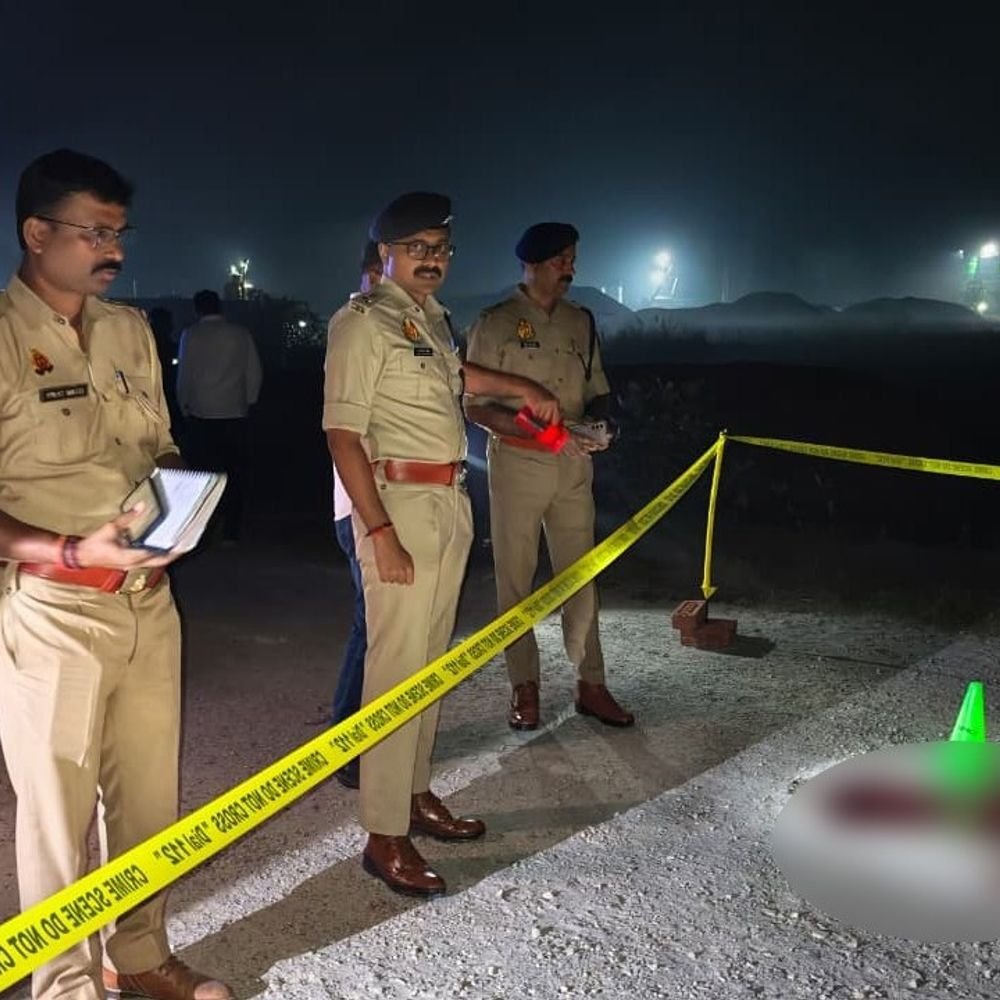 देवरिया में आधी रात दो बाइक सवार युवकों की हत्या:धारदार हथियार से हमला किया, रामजानकी मार्ग पर फेंके शव