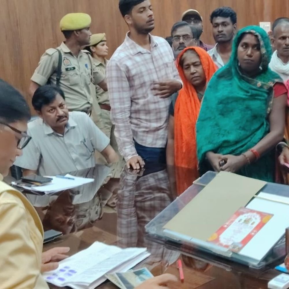 खलिहान की जमीन से अवैध कब्जा हटाने की मांग:बलिया में बारात ठहरने के काम आती है, जनसुनवाई में डीएम से शिकायत