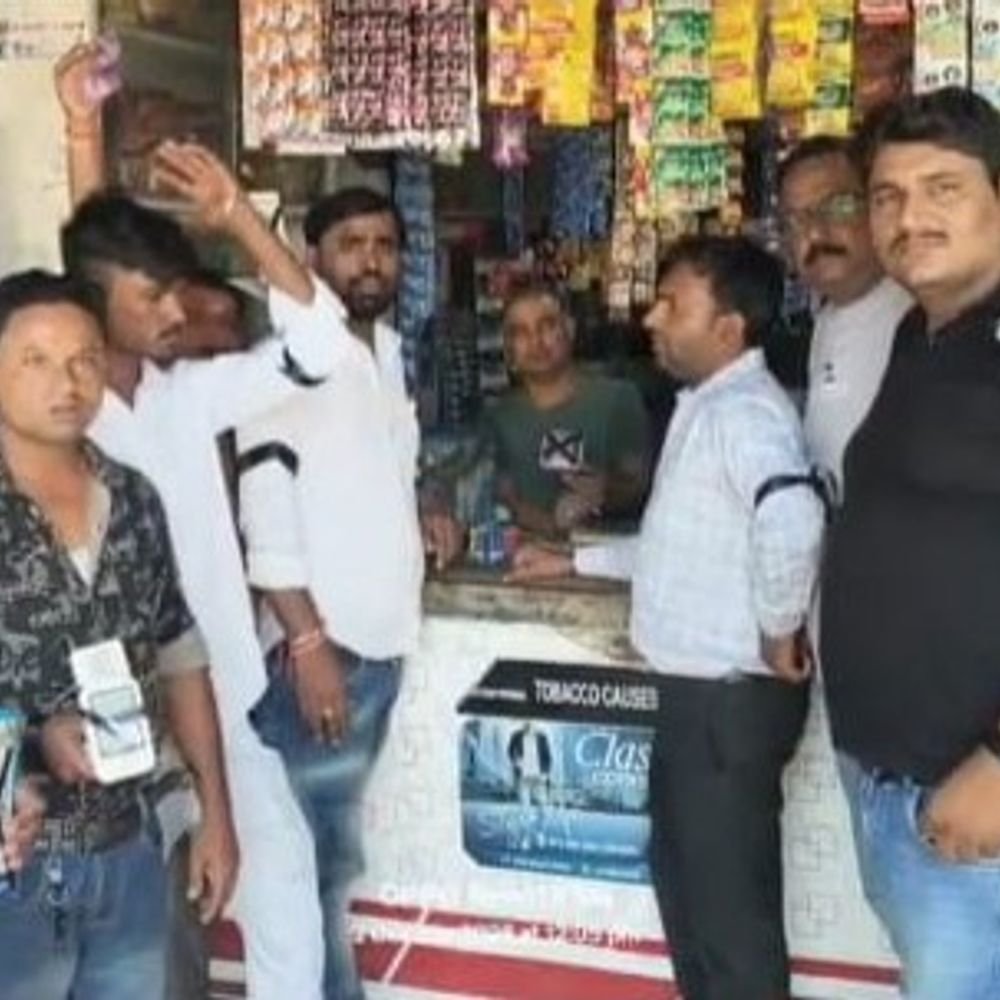 कानपुर के व्यापारियों ने यूपीआई स्कैनर पर काला टेप लगाया:'नो यूपीआई डे' मनाकर एमडीआर शुल्क के खिलाफ विरोध जताया