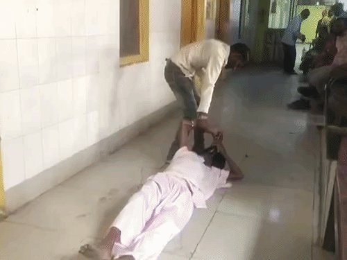 लावारिस मरीज को अस्पताल में घसीटने का वीडियो वायरल:जांच के लिए लैब ले जाया गया था मरीज, बाहर जाते समय जमीन पर घसीटता दिखा व्यक्ति