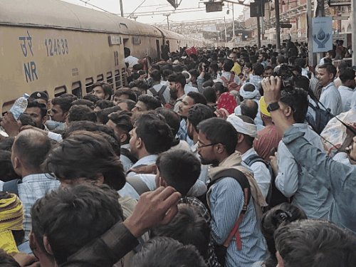 PET परीक्षार्थियों के लिए स्पेशल ट्रेनें चलेंगी:मुरादाबाद, गोरखपुर और बरेली समेत कई शहरों से लखनऊ आने-जाने की सुविधा, ट्रेनों में जनरल के 10 कोच