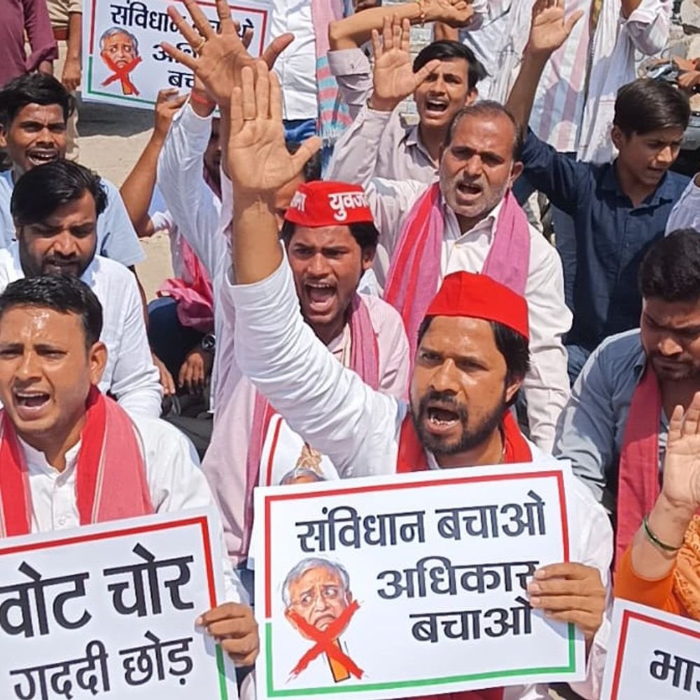 समाजवादी पार्टी ने मुख्य चुनाव आयुक्त के खिलाफ प्रदर्शन किया:राठ में वोट चोरी का आरोप लगाते हुए पुतला फूंका, इस्तीफे की मांग की
