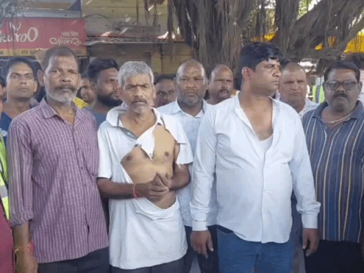 झांसी में सफाई कर्मियों से मारपीट, हंगामा:कर्मी बोले-बिना बात के फल विक्रेताओं ने की मारपीट, साथी कर्मियों ने दिया धरना