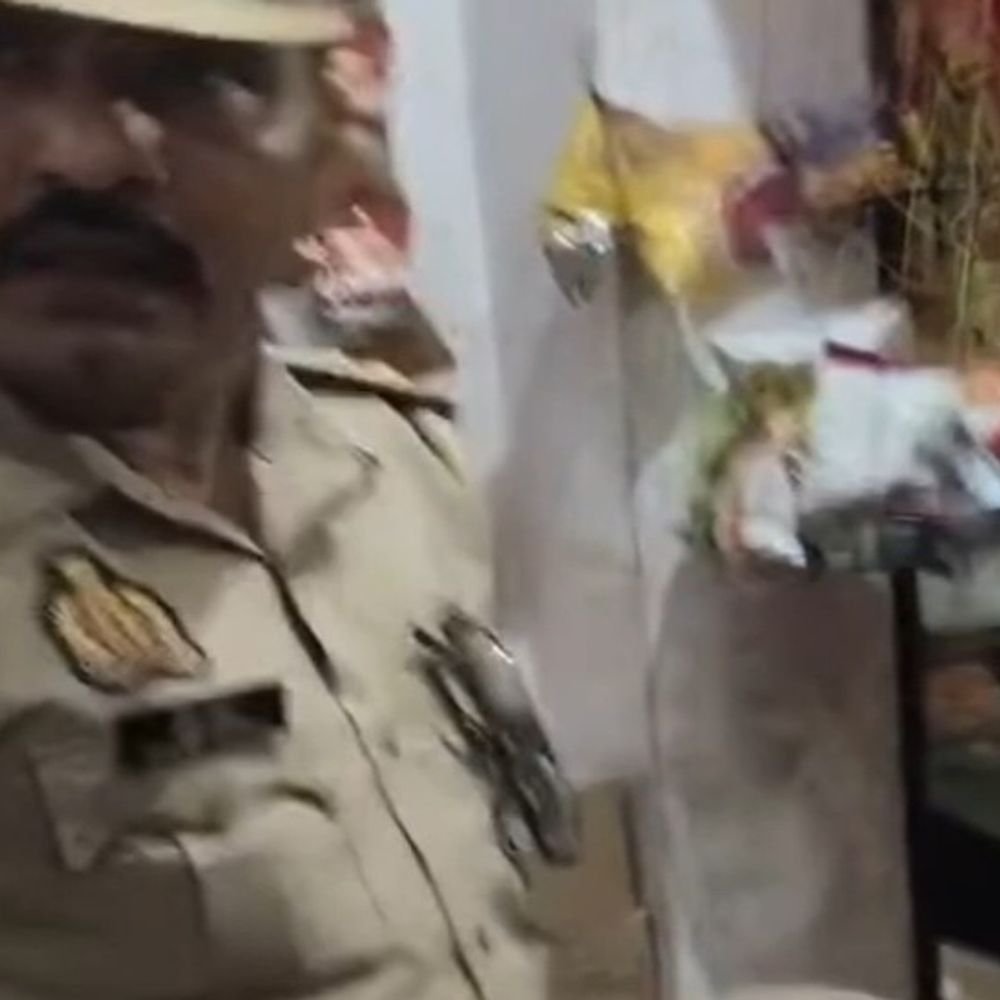 दरोगा पर थप्पड़ मारने का आरोप:शाहजहांपुर में युवक बोला- संविधान की कसम खाइए; पुलिस बोली- वीडियो के आधार पर जांच जारी