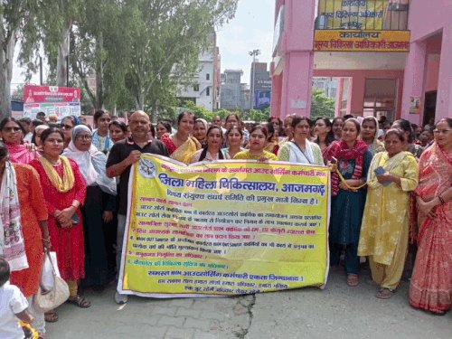 2 महीने से वेतन नहीं मिलने पर जताई नाराजगी:आजमगढ़ में NHM कर्मचारियों का CMO ऑफिस के बाहर धरना, कार्य बहिष्कार