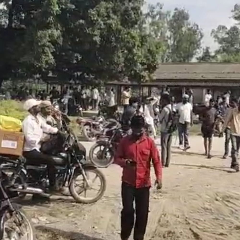 रामपुर में मोबाइल टावर पर चढ़ी महिला:खुद को सिपाही की दूसरी पत्नी बता रही, 2 घंटे से पुलिस समझाने में जुटी