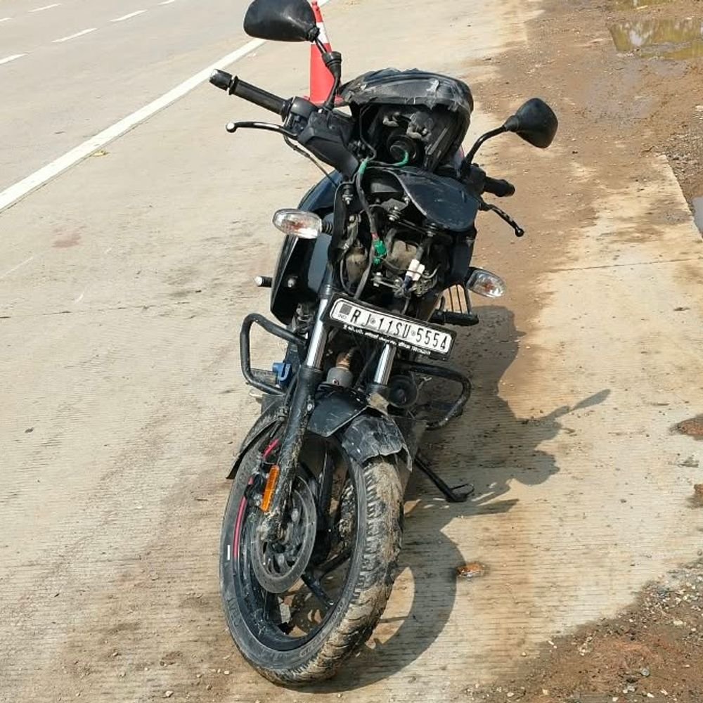 यमुना एक्सप्रेसवे पर बाइक कार से टकराई, दो युवक घायल:मथुरा के नौहझील क्षेत्र में हुआ हादसा, घायलों को अस्पताल भेजा